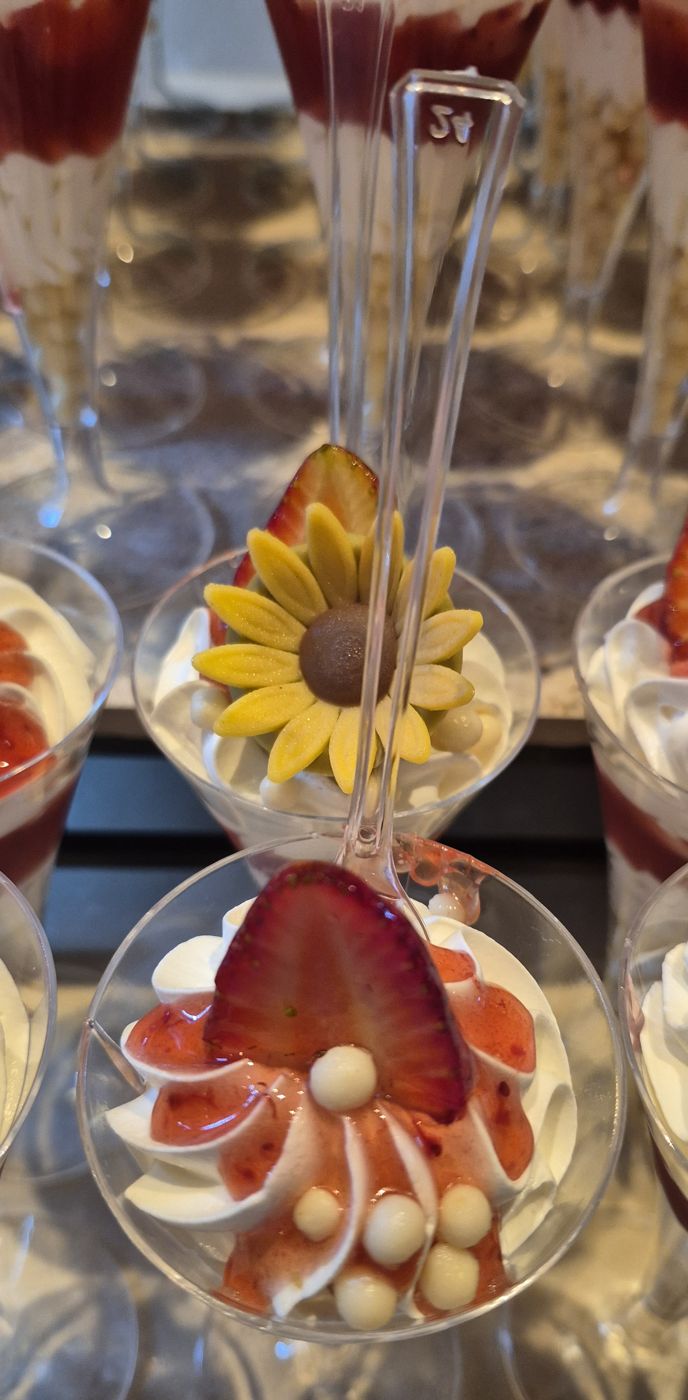 Postre en copa con fresa